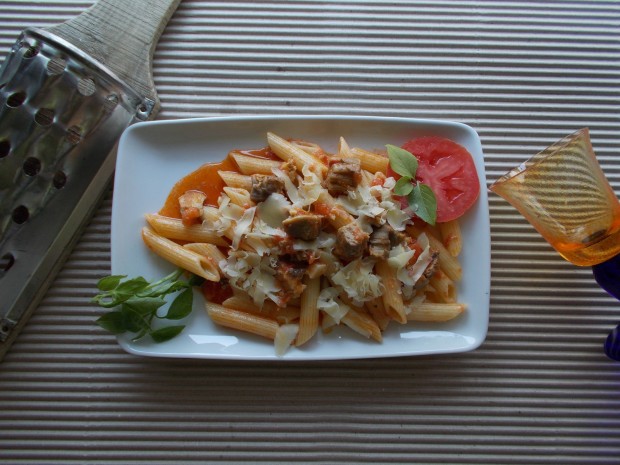 Χοιρινή η μεταποιημένη  (con penne rigate)