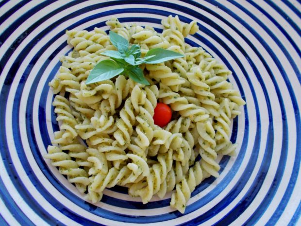 Βίδες (fusilli) με πέστο βασιλικού