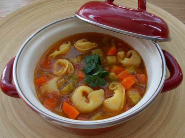 Σούπα τορτελίνι με λαχανικά