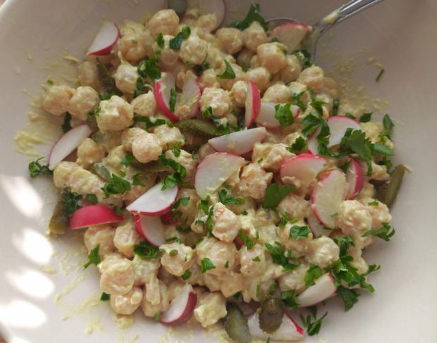 Ρεβίθια σαλάτα με σως γιαουρτιού-τόνου