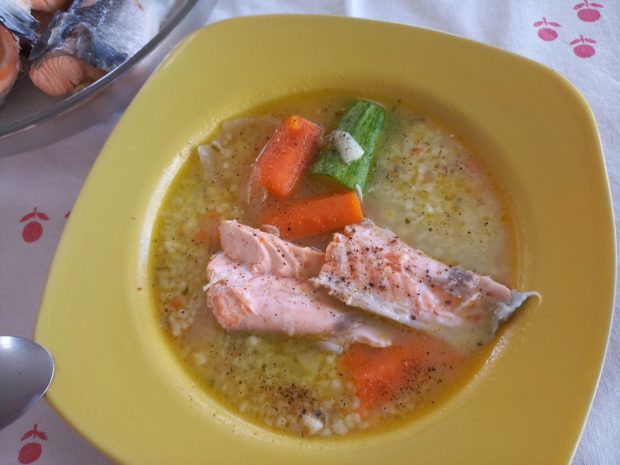 Σολομός σούπα με τραχανά
