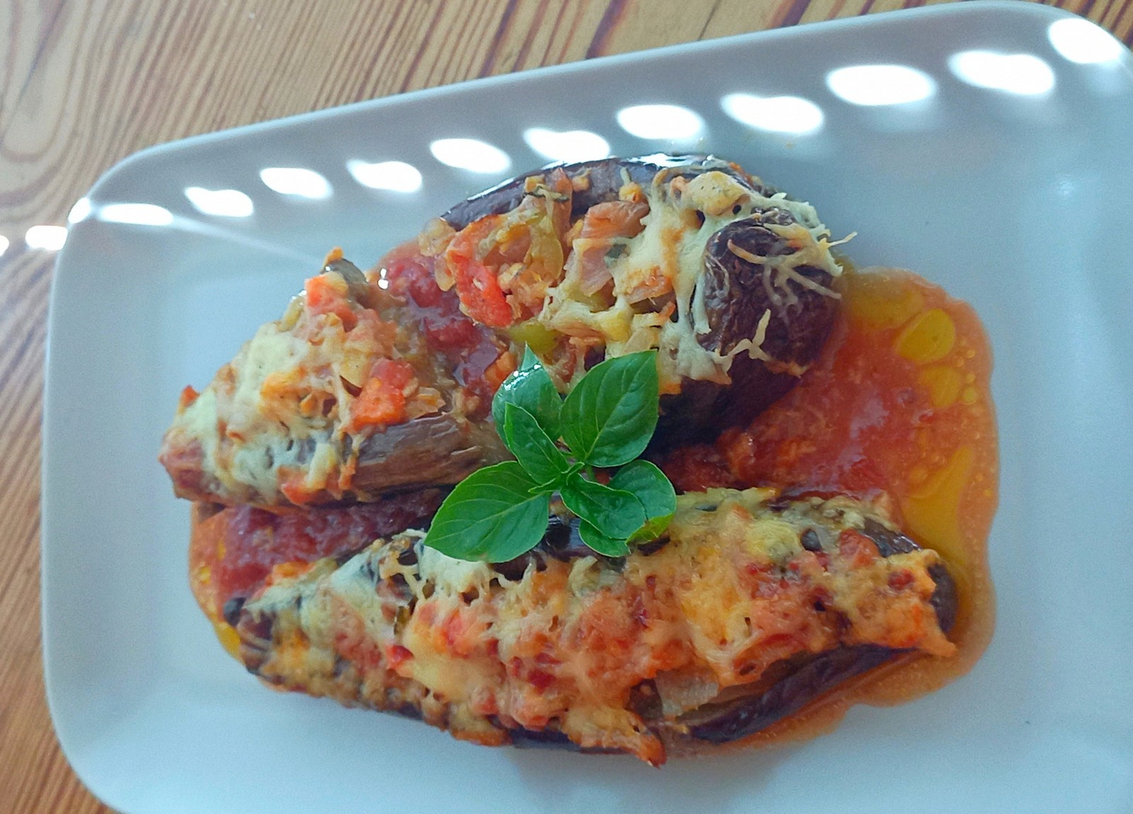 Μελιτζάνες ιμαμ γεμιστές και με κοτόπουλο