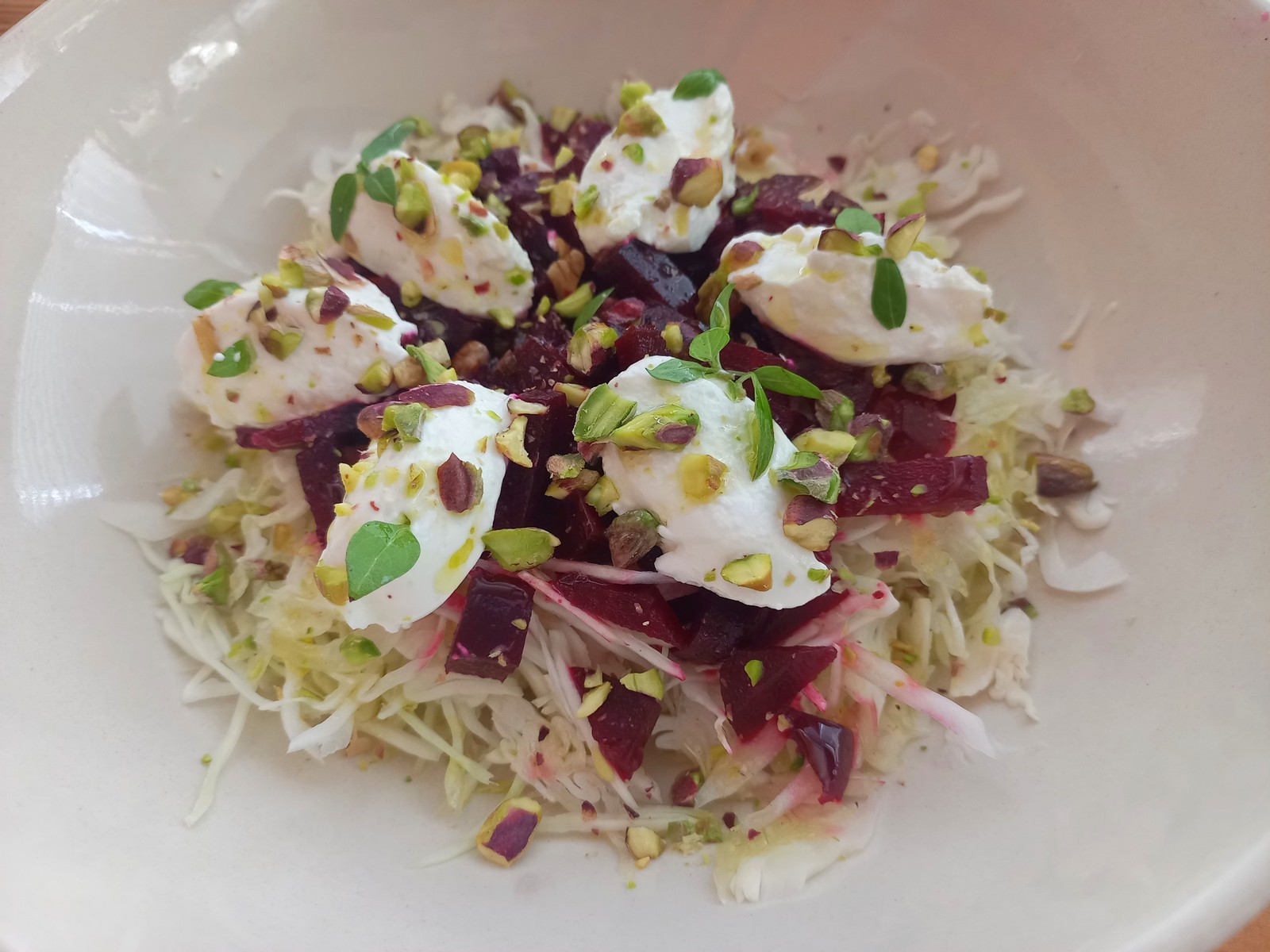 Η σαλάτα της ΑΥΛΗΣ (λάχανο, παντζάρι, φιστίκι, γιαούρτι)