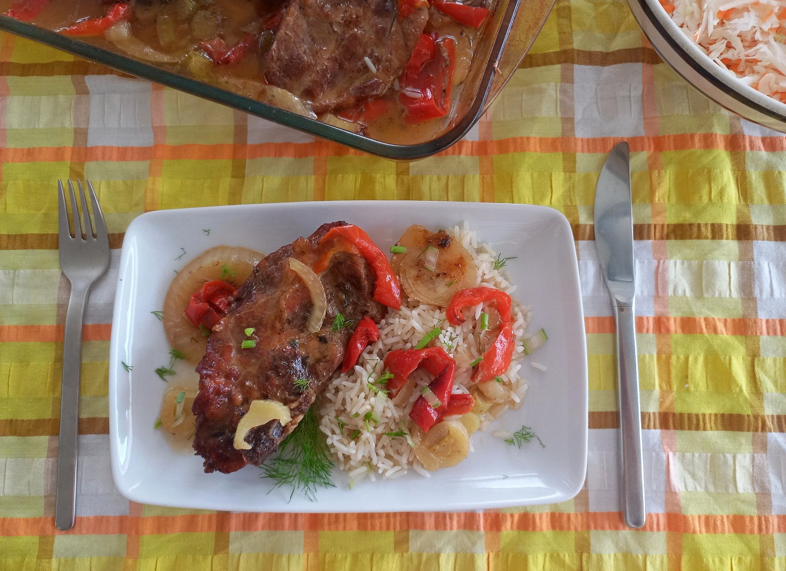 Χοιρινές λαιμού με μπύρα, κόκκινες πιπεριές και μαραθόριζα