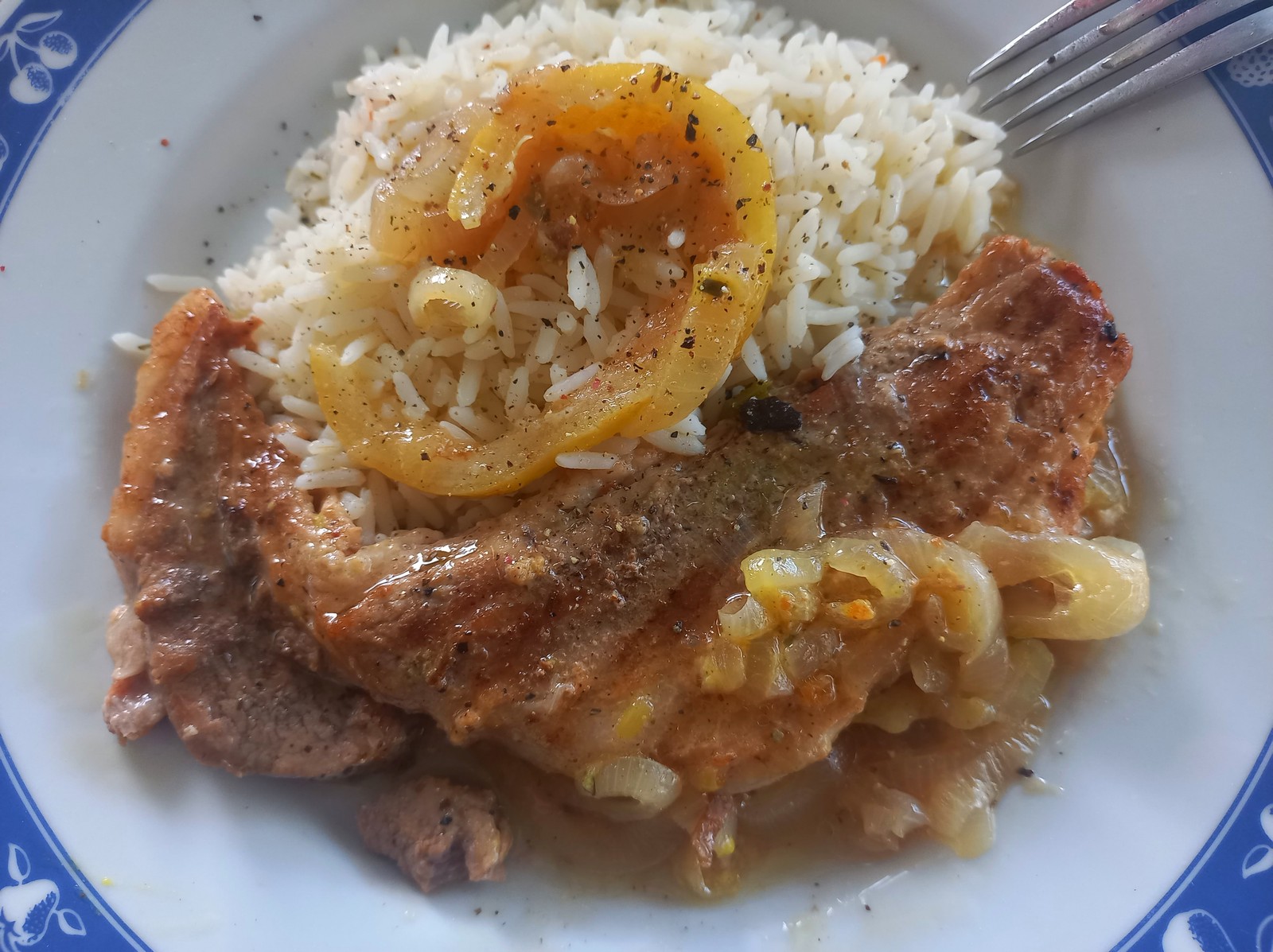 Χοιρινές με σάλτσα κρεμμυδιών