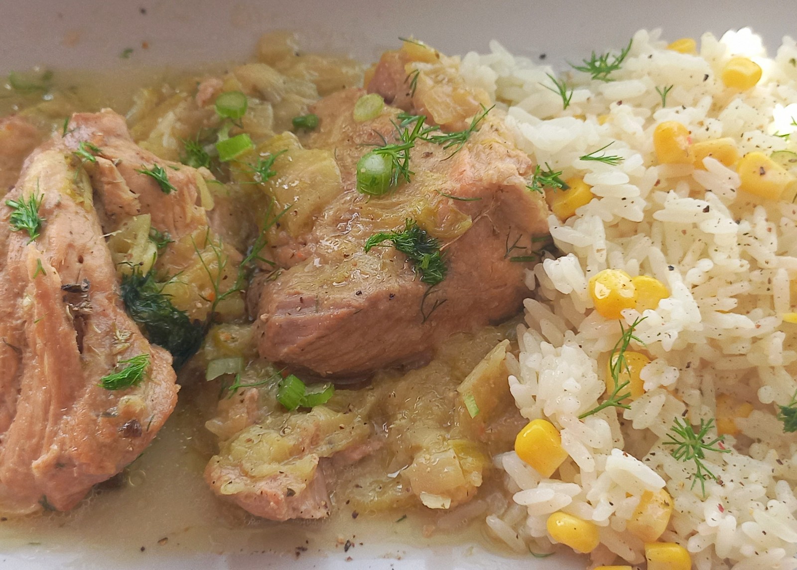 χοιρινό μπούτι με πράσο και κρεμμυδάκια